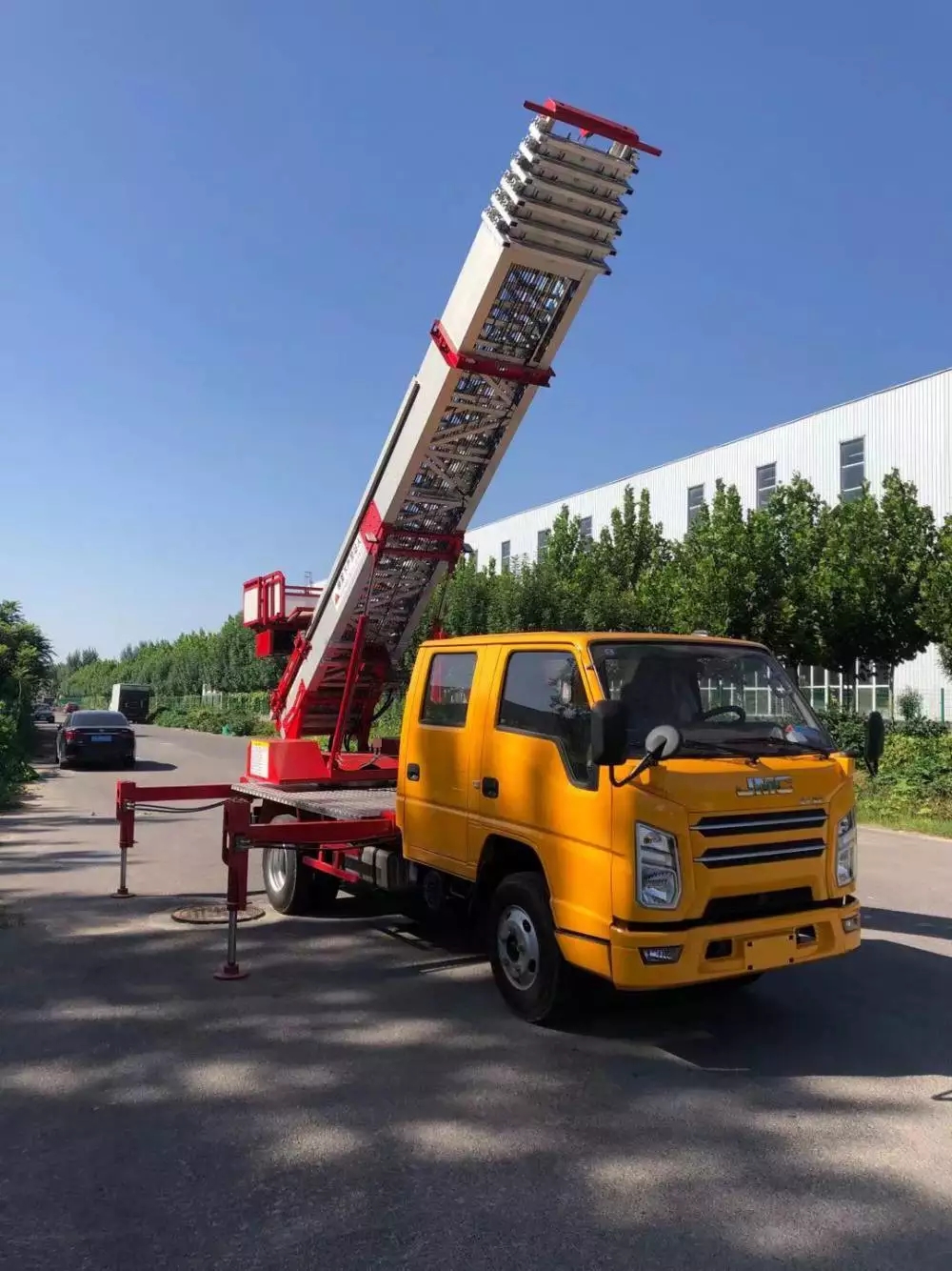 万源附近的云梯车出租服务：轻松解决高空作业需求