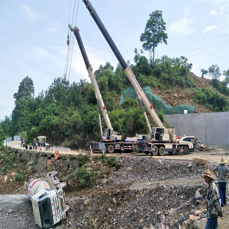 万源汽车掉沟里叫吊车救援要多少钱