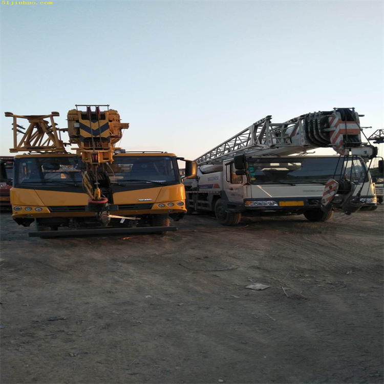 万源吊车吊挖机正确办法